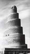 11世紀前に建てられたイラク・サーマラーの塔。140フィート先の頂上へは手すりなしで昇らねばならない。