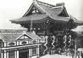 セントルイス博覧会（1904）における久留正道作の日本フェア会場入り口。陽明門を模した楼門の屋根に「てりむくり」が見られる。