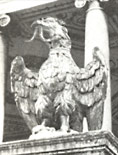 オスターリー・パークの入口両側に立つ鷲の対像の1体 18世紀