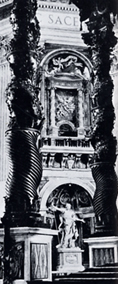 バルダッキーノ（天蓋）の円柱越しに聖ロンギヌス像